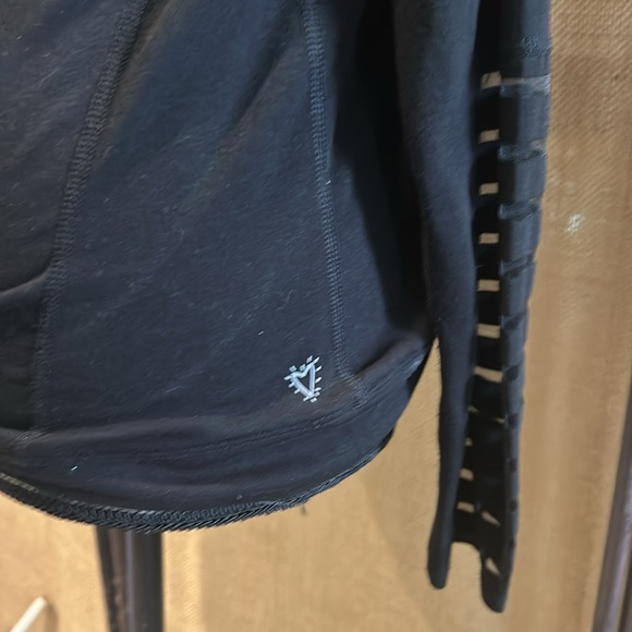 Betsy Johnson Performance pullover - Picture 2 of 7